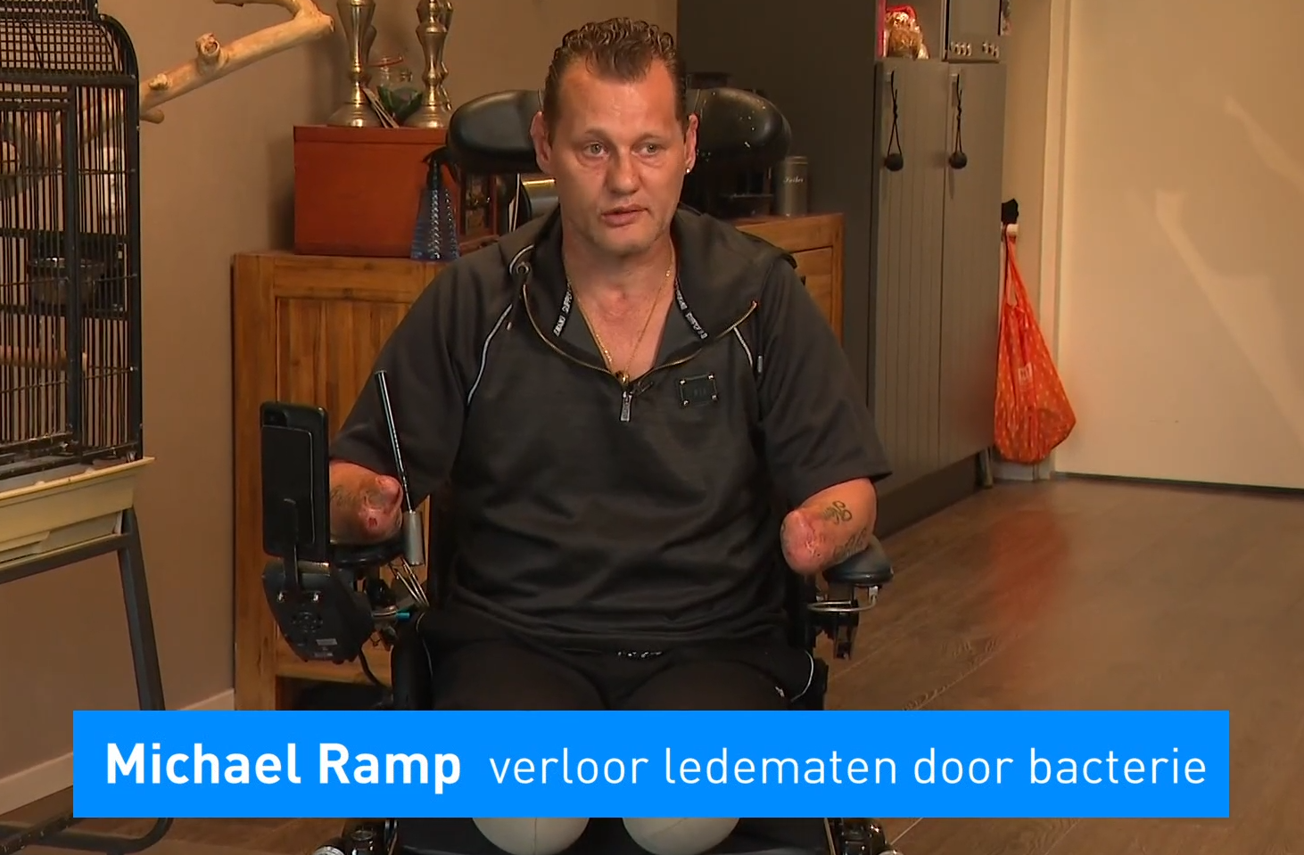 Michael in zijn rolstoel thuis